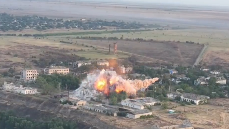 Khoảnh khắc 4 quả bom FAB-500 của Nga trút xuống sở chỉ huy Ukraine